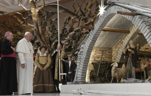 El Papa Francisco contempla pesebre navideu00f1o en el Aula Pablo VI. Foto: Vatican Media 