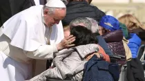Imagen referencial. Papa Francisco saluda a personas pobres en 2018. Foto: Vatican Media