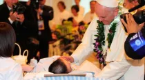El Papa Francisco visita a un enfermo / Foto: Preparatory Committee 2014 Papal Visit Korea