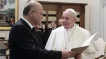 El Papa Francisco con el presidente de Irak, Barham Salih. Foto: EWTN-ACI Prensa/Evandro Inetti/Vatican Pool