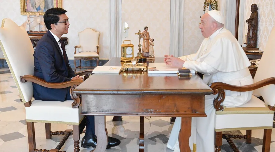 El Papa Francisco recibió en audiencia a Andry Nirina Rajoelina, presidente de la República de Madagascar. Crédito: Vatican Media?w=200&h=150