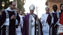 Imagen referencial del Papa Francisco durante procesión a Santa Sabina. Crédito; Daniel Ibáñez/ACI Prensa