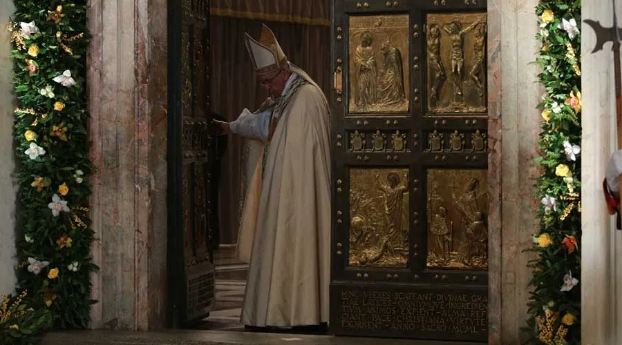 Papa Francisco cierra la Puerta Santa en la Basílica de San Pedro. Foto: Daniel Ibáñez / ACI Prensa.