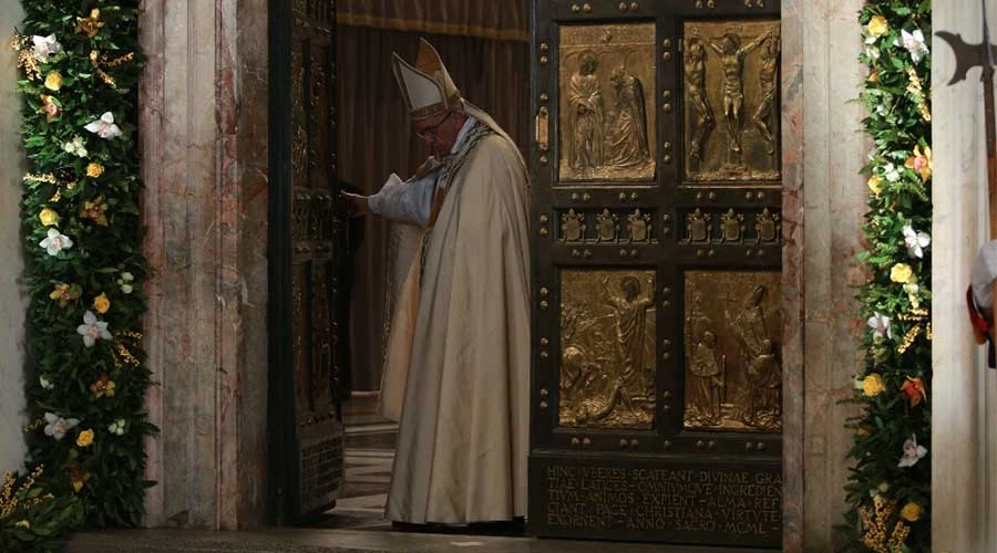 Papa Francisco cierra la Puerta Santa en la Basílica de San Pedro. Foto: Daniel Ibáñez / ACI Prensa.?w=200&h=150