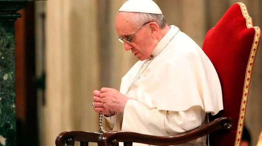 Imagen referencial. Papa Francisco rezando el Rosario. Foto: Vatican Media