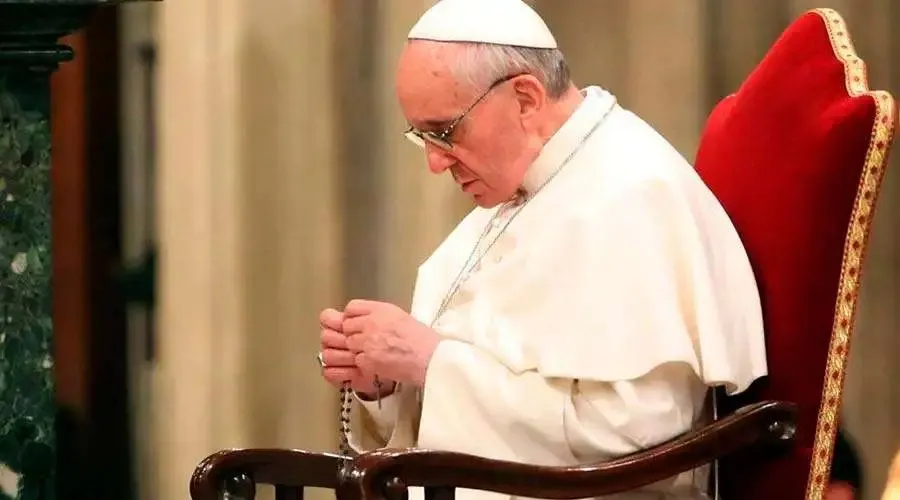 Imagen referencial. El Papa Francisco rezando el Rosario. Foto: Vatican Media