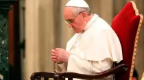 Foto referencial. El Papa rezando el Rosario. Foto: Vatican Media