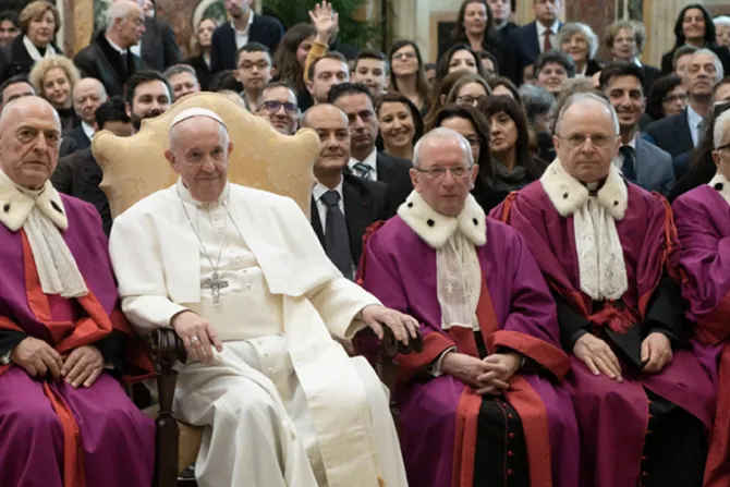 El Papa Francisco sugiere que las parejas casadas impartan los cursos prematrimoniales