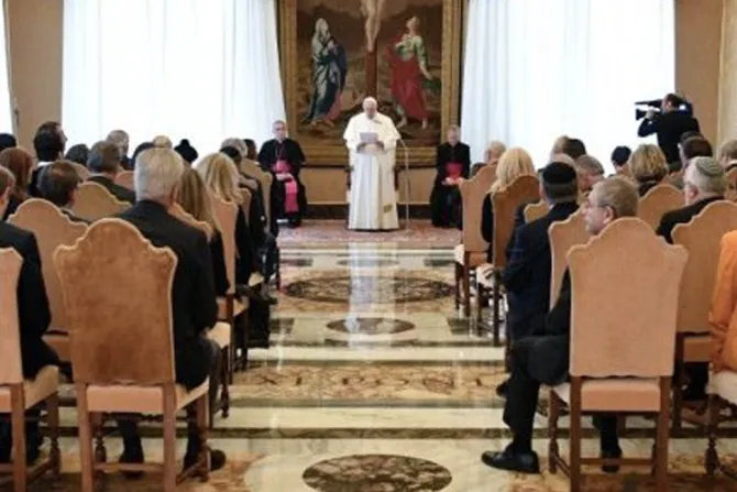El Papa Francisco llama al silencio ante el “consumismo verbal”