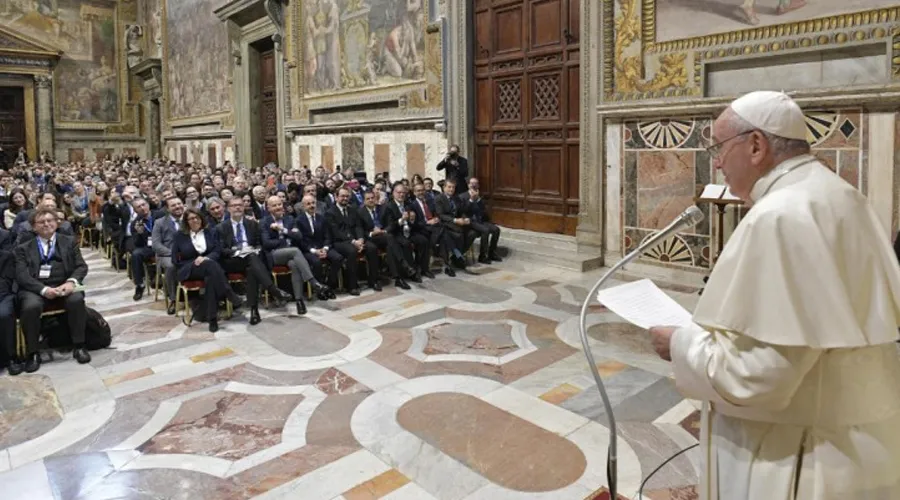 El Papa Francisco en la Sala Regia del Vaticano. Foto: Vatican Media?w=200&h=150