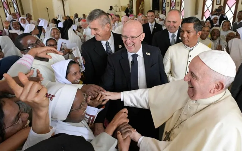 El Papa Francisco saluda a religiosas en Monasterio Carmelita de Madagascar. Foto: Vatican Media