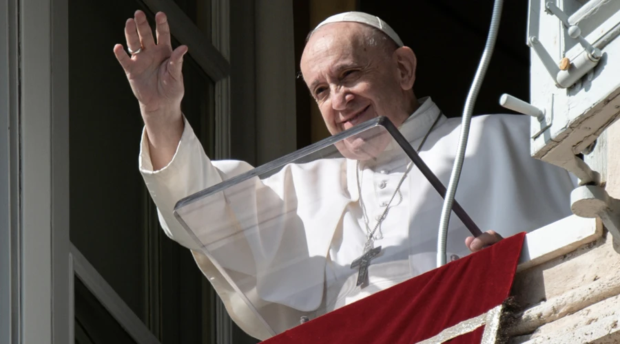 El Papa Francisco en el rezo del Ángelus. Foto: Vatican Media?w=200&h=150