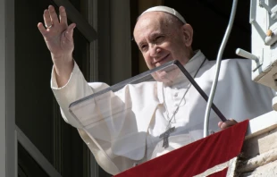 El Papa Francisco en el rezo del u00c1ngelus. Foto: Vatican Media 