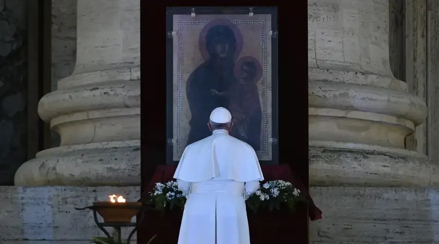 Imagen referencial. Papa Francisco ante la Salus Populi Romani en oración de marzo de 2020. Foto: Vatican Media