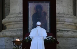 Imagen referencial. Papa Francisco ante la Salus Populi Romani en oraciu00f3n de marzo de 2020. Foto: Vatican Media 