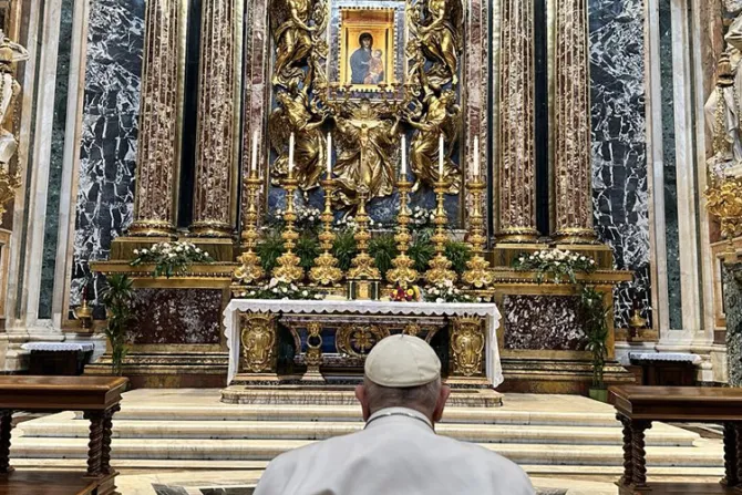 El Papa Francisco encomienda a la Virgen su próximo viaje a África