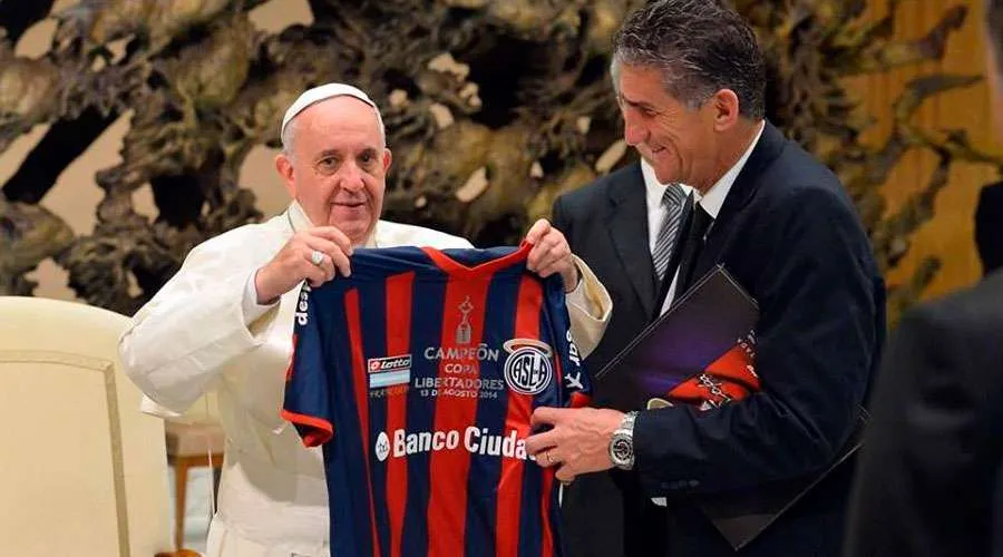 Papa Francisco recibe la camiseta del San Lorenzo. Crédito: Vatican Media/ACI