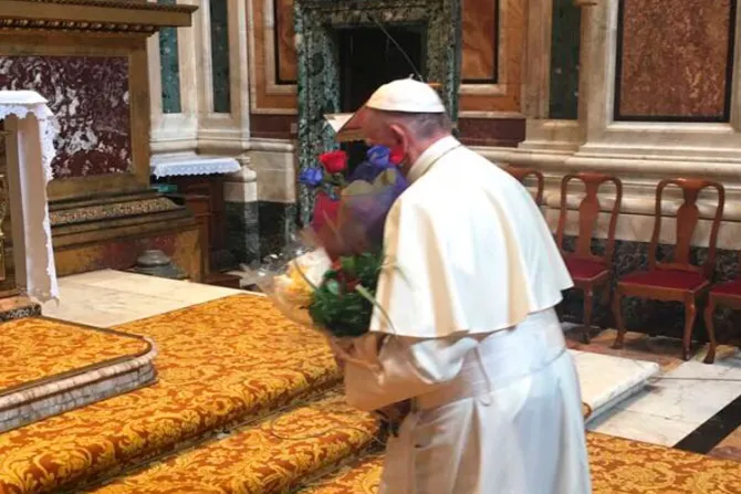Al volver de Colombia el Papa Francisco reza a la Virgen en Santa María la Mayor