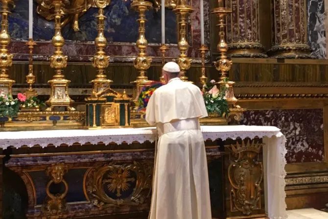 Papa Francisco encomienda a la Virgen su viaje a Colombia rezando en Santa María la Mayor