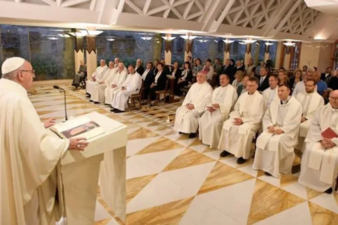 Papa Francisco: La Virgen nos cuida como madre y bajo su manto no entra el diablo