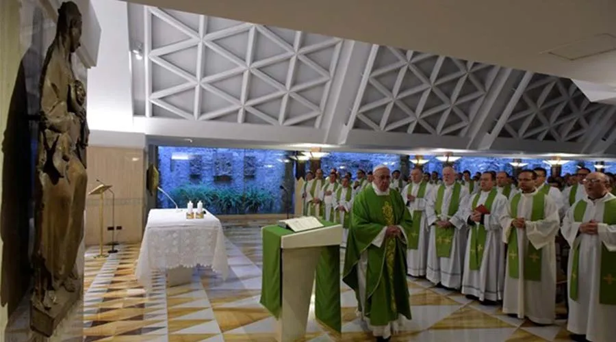 Papa Francisco en capilla de la Casa Santa Marta. Foto: L'Osservatore Romano.