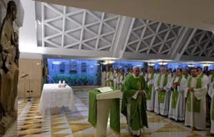 Papa Francisco en capilla de la Casa Santa Marta. Foto: L'Osservatore Romano. 
