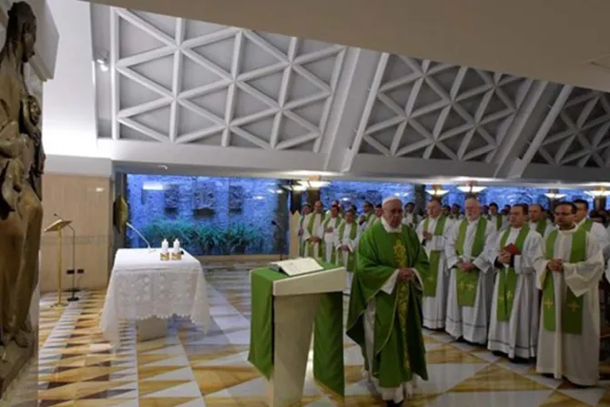 Papa Francisco: El pueblo de Dios no perdona a sacerdotes apegados al dinero