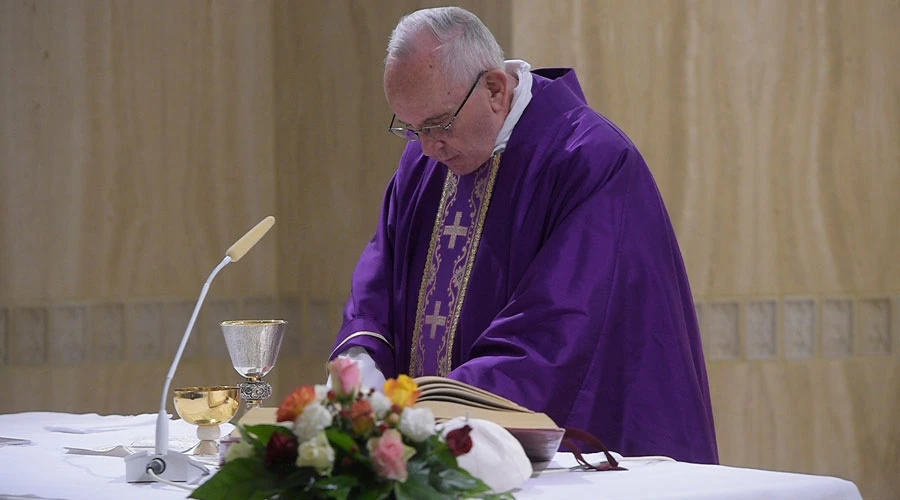 El Papa Francisco celebra Misa en la capilla de la Casa Santa Marta. Foto: L'Osservatore Romano?w=200&h=150