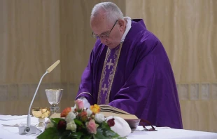 El Papa Francisco celebra Misa en la capilla de la Casa Santa Marta. Foto: L'Osservatore Romano 