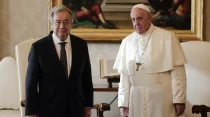 El Papa Francisco con el Secretario General de la ONU, António Guterres. Foto: Evandro Inetti / Vatican pool EWTN ACI
