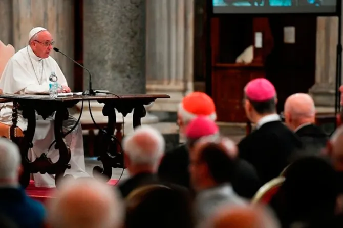 La misericordia no es Photoshop, dice Papa Francisco a sacerdotes