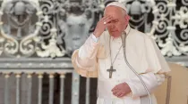 El Papa Francisco realiza la señal de la cruz. Foto: Daniel Ibáñez / ACI 