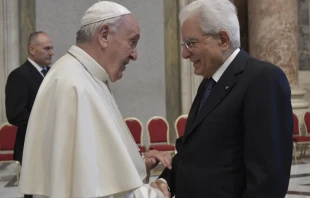 Papa Francisco con Sergio Mattarella en el Vaticano. (Imagen de archivo). Cru00e9dito: Vatican Media 