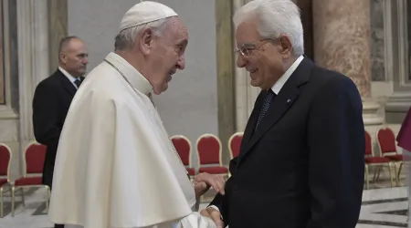 Papa Francisco elogia el servicio y dedicación ejemplar del presidente de Italia