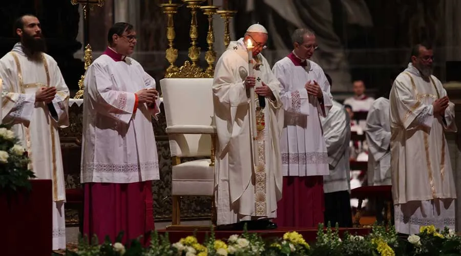 El Papa celebra la Misa. Foto: Daniel Ibáñez / ACI Prensa