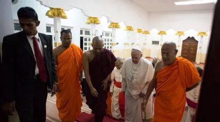 Papa Francisco explica por qué visitó un templo budista en Sri Lanka