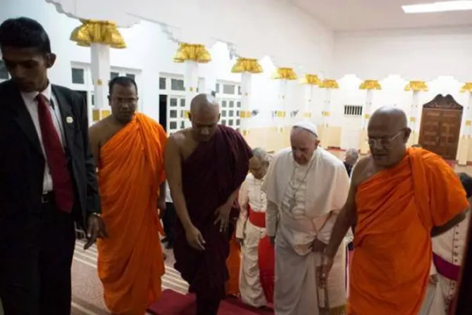 Papa Francisco explica por qué visitó un templo budista en Sri Lanka