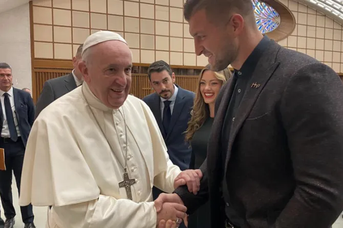Papa Francisco saluda a Tim Tebow, deportista que promueve cultura de la inclusión