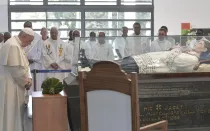 El Papa Francisco reza en la tumba del beato Père Laval en Mauricio. Foto: Vatican Media