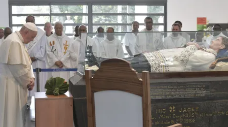 El Papa Francisco reza en la tumba del Beato Père Laval, “el apóstol de los negros”