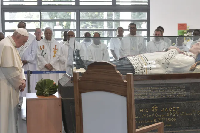 El Papa Francisco reza en la tumba del Beato Père Laval, “el apóstol de los negros”