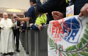  Papa Francisco recibe a los miembros de la organizaciu00f3n italiana u201cRicetrasmissioni C.B.u201d. Cru00e9dito: Vatican Media 