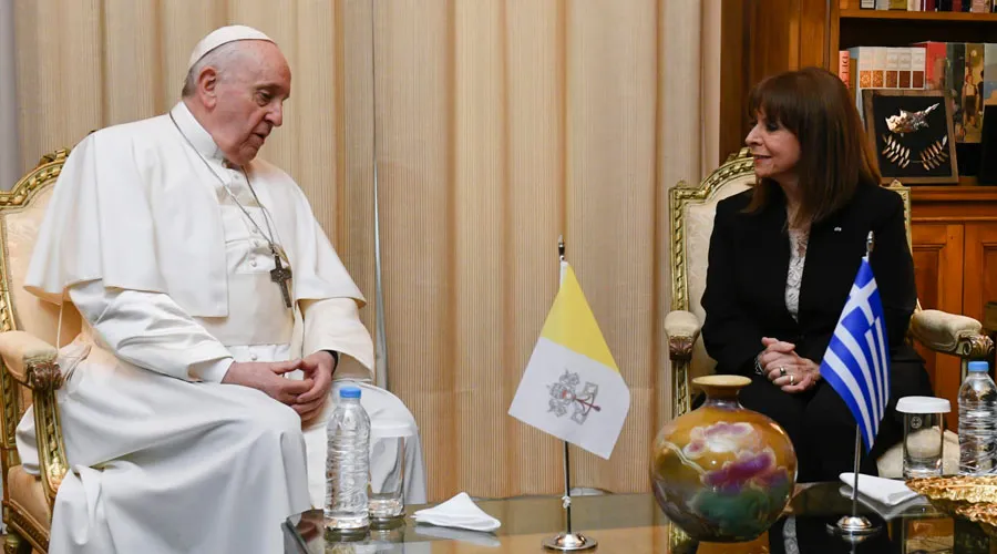 El Papa Francisco y la presidenta de Grecia, Katerina Sakellaropoulou. Créditos: Vatican Media