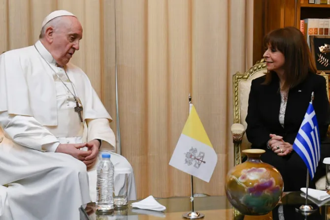 El Papa Francisco se reúne con la primera presidenta mujer de Grecia