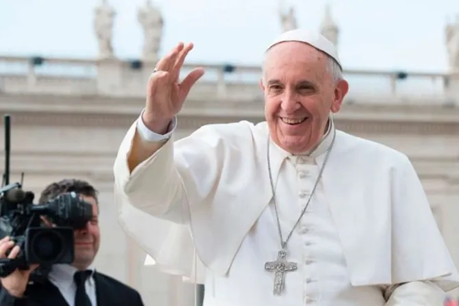 Papa Francisco dona 100 mil euros a para apoyar a migrantes en isla de Lesbos