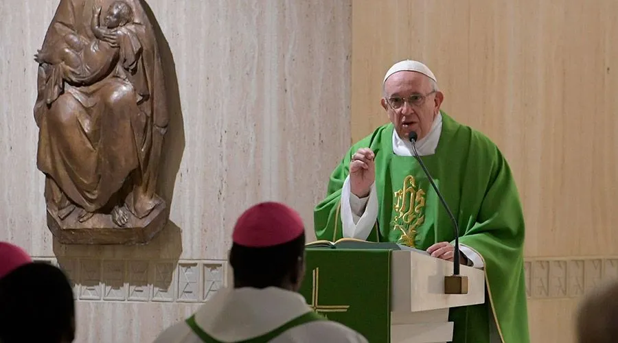 El Papa Francisco en la capilla de la Casa Santa Marta. Foto: Vatican Media