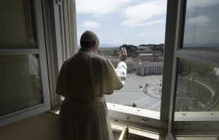 Bendiciu00f3n del Papa Francisco tras rezo del Regina Coeli. Foto: Vatican Media 