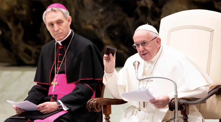 El Papa Francisco muestra su Via Crucis de bolsillo en la Audiencia General. Foto: Daniel Ibáñez / ACI Prensa?w=200&h=150