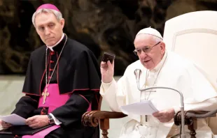 El Papa Francisco muestra su Via Crucis de bolsillo en la Audiencia General. Foto: Daniel Ibáñez / ACI Prensa 