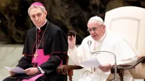 El Papa Francisco muestra su Via Crucis de bolsillo en la Audiencia General. Foto: Daniel Ibáñez / ACI Prensa